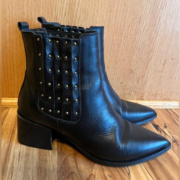 Carvela point toe 7.5 studded pull on Chelsea Ankle Boots Booties Black Leather - Picture 1 of 13